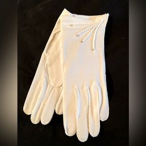 Vintage off-white ladies gloves with detail